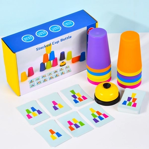 Gioco di competizione con tazze impilabili educative, campanello e carte dei compiti
