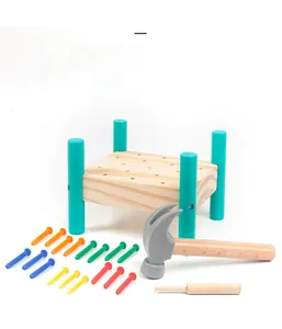 Détail du banc à marteler en bois avec chevilles colorées pour la motricité fine