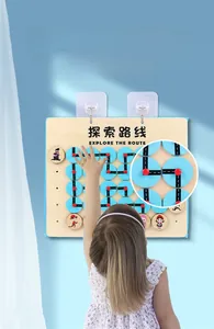 Kinder-Labyrinth-Spielbrett mit Holzbasis und blauen Pfad-Elementen an der Wand