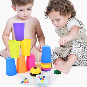 Gioco educativo con bicchieri impilabili per bambini con tazze colorate e campanello
