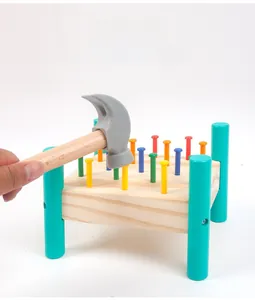 Détail d'un banc à marteler en bois avec clous colorés et maillet pour motricité