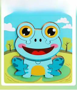 Vue de face d'un puzzle en bois pour enfants avec motif de grenouille et pièces colorées