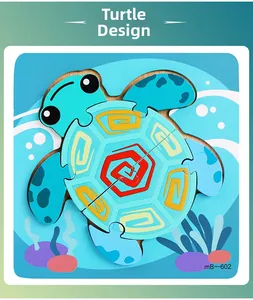 Détail du puzzle en bois tortue de mer avec des couleurs vives et motifs géométriques
