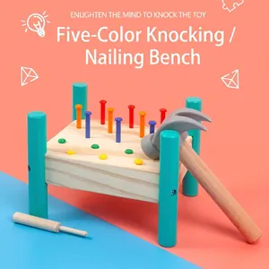 Banc à marteler en bois avec cinq chevilles colorées et maillet pour motricité enfant