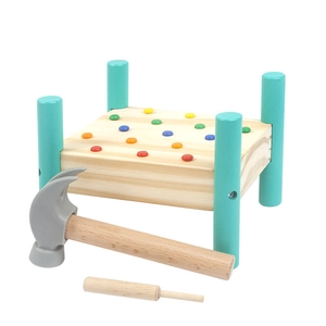 Banc à marteler Montessori en bois avec chevilles colorées et marteau pour enfants