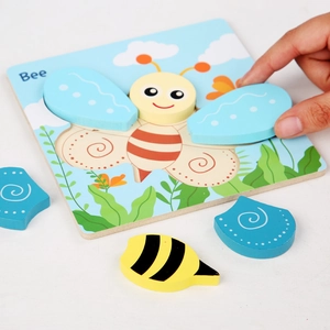 Puzzle 3D en bois pour enfants avec pièces colorées et base ciel bleu illustrée
