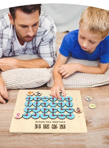 Vater und Kind beim Spielen mit hölzernem Logik-Labyrinth zur frühkindlichen Förderung
