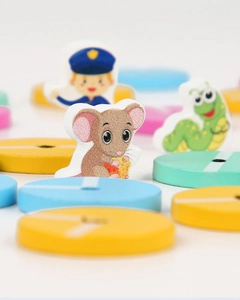 Detailansicht farbenfroher Holzpuzzle-Teile mit Maus und Raupe für Lernspiele