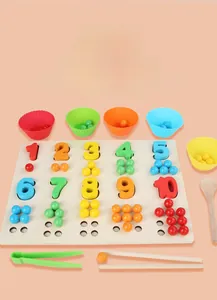 Vue détaillée du plateau de tri Montessori en bois avec perles et outils de calcul
