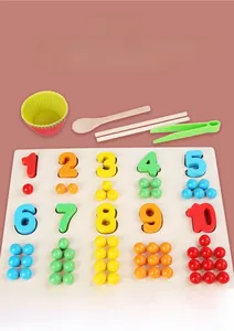 Détail macro du jouet Montessori en bois avec chiffres colorés et perles assorties
