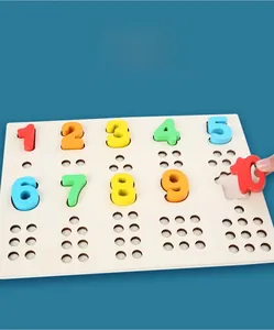 Détail des blocs de chiffres en bois colorés et fentes correspondantes pour l'éveil