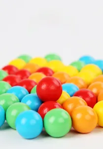 Détail macro de perles en bois colorées avec finition peinture à l'eau pour jouet
