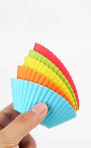 Vue détaillée de moules en silicone colorés pour jeu de tri de perles éducatif