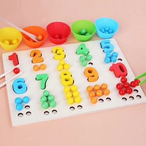 Jeu éducatif en bois avec chiffres, perles colorées et outils de motricité fine
