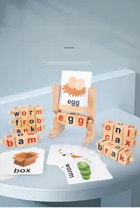 Makro-Detail von Alphabet-Holzblöcken auf Doppeldisplay-Ständer zum Wörterbuchstabieren