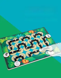 Detail eines Holz-Logik-Labyrinths mit Tierfiguren zur frühkindlichen Lernentwicklung