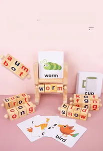 Nahaufnahme von ABC-Drehwürfeln aus Holz und Tier-Wortkarten für die frühkindliche Bildung