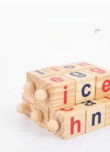 Makroaufnahme von Holzbuchstaben-Blöcken mit bunten Buchstaben und zylindrischen Steckern