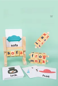 Nahaufnahme von Holzbuchstaben-Würfeln auf einem Ständer für englische Buchstabierübungen