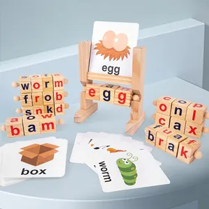 Pädagogisches Buchstabier-Set aus Holz mit bunten Buchstabenwürfeln und Wortkarten