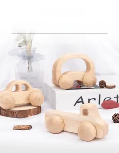 Détail de jouets d'éveil en bois pour bébé en formes d'insecte et de petit camion