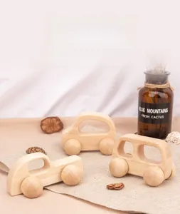 Trois voitures en bois pour bébés avec finitions lisses et détails en bois naturel
