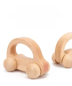 Détail de la texture en bois naturel poli de deux voitures pour bébés aux bords arrondis