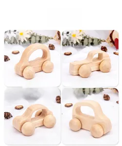 Détails de quatre voitures miniatures en bois naturel pour l'éveil moteur des tout-petits