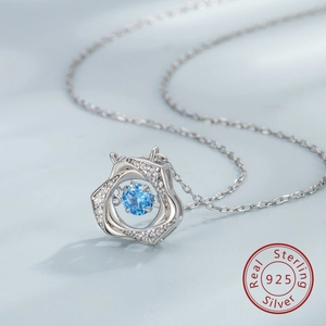Dettaglio macro della collana in argento S925 con pendente a stella e pietra azzurra