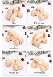 Détail macro de six types de voitures miniatures en bois naturel pour tout-petits