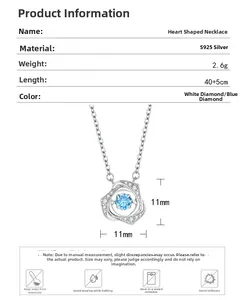 Dettagli macro della collana a cuore in argento S925 con pietra blu e misure della catena