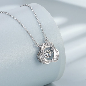 Collana in argento sterling S925 con pietra danzante in un ciondolo a forma di fiore