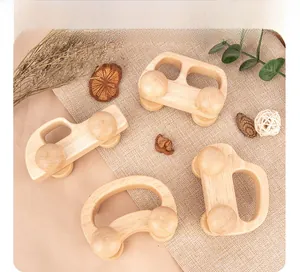 Vue détaillée de quatre voitures miniatures en bois poli sur un fond en lin naturel