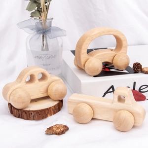 Set de trois voitures en bois naturel pour l'entraînement moteur et la préhension bébé