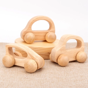 Lot de trois voitures de poussée en bois naturel pour l'entraînement moteur des bébés