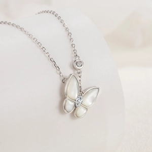 Elegante Halskette aus S925 Silber mit Schmetterling aus Perlmutt und Zirkonia Steinen