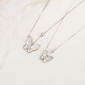 S925 Sterling Silber Schmetterling Halskette mit weißer Perlmutt und Zirkonia Akzenten