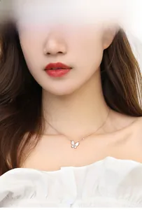 Detail der S925 Sterling Silber Schmetterling Kette in Roségold mit weißer Perlmutt
