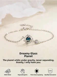 Vue macro du bracelet planète en argent S925 avec verre bleu et détails en zircon