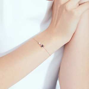 Bracelet planète en argent S925 avec grès bleu et zircon porté par un mannequin