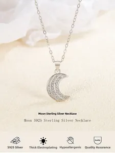 Détail du collier croissant de lune en argent S925 serti de zircons étincelants