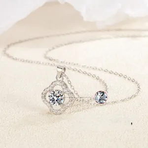 Nahaufnahme von S925-Silber-Kleeblatt-Anhänger mit glänzendem Moissanit-Diamant