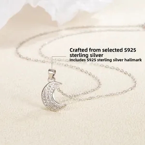 Gros plan du pendentif croissant de lune en argent S925 serti de zircons brillants