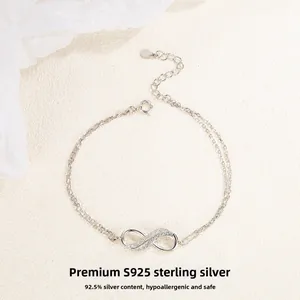 Nahaufnahme des S925 Sterling Silber Unendlichkeits-Armbands mit Zirkonia-Steinen