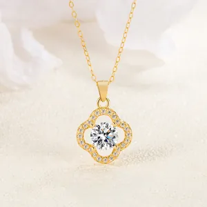 Makrodetail eines 18K Gold-Kleeblatt-Anhängers mit Moissanit und winzigen Diamanten