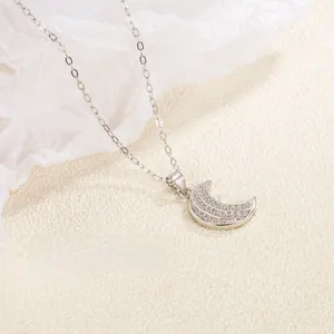 Vue macro du pendentif lune en argent S925 avec zircons et finition polissage miroir