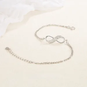 Detaillierte Nahaufnahme des S925 Sterling Silber Unendlichkeitsarmbands mit weißen Zirkonia