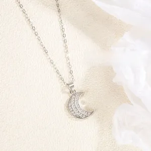 Gros plan du pendentif lune en argent S925 serti de cristaux de zircone cubique brillants