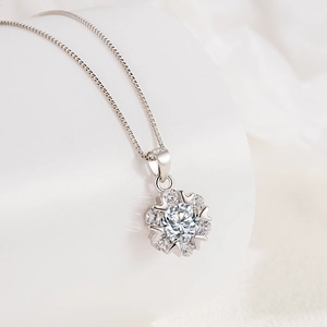 Elegant S925 sterling silver snowflake necklace with sparkling zircon flower pendant