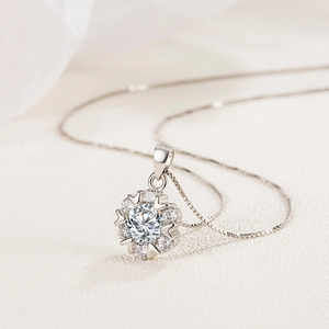 S925 sterling silver snowflake pendant necklace with sparkling cubic zirconia stones